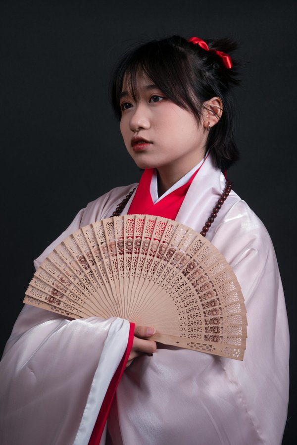 Top 5 éventails en bois et tissu pour un style raffiné